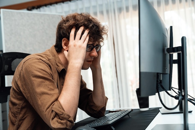 Sviluppatore con stress e sovraccarico di lavoro con mal di testa in cattive sensazioni gusher