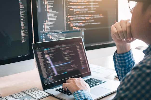 Sviluppatore di software che lavora usando un portatile