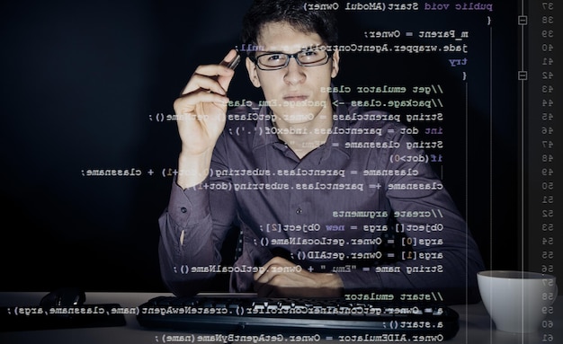 Sviluppatore di software che utilizza uno schermo di computer trasparente in ufficio