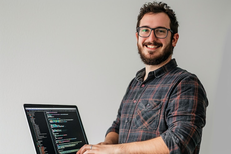 Foto sviluppatore di software professionista che lavora con software online