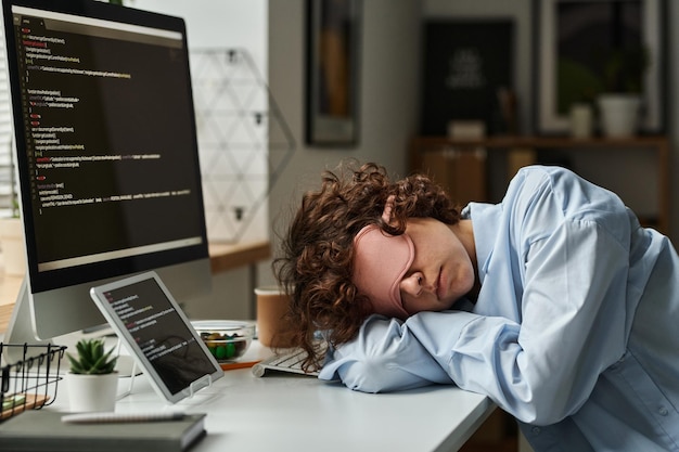 Sviluppatore IT che dorme sul posto di lavoro