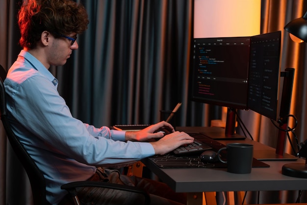 Sviluppatore IT che lavora concentrandosi sul software online nella sala luminosa al neon Gusher