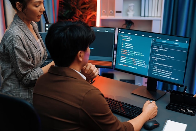 Sviluppatore IT intelligente che guarda l'applicazione del programma di codifica sul lato posteriore dell'infobahn