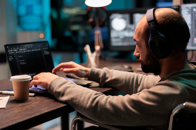 Sviluppatore Web con disabilità fisica che scrive codice, calcola big data per creare un'interfaccia per app. Utilizzo di script html e sorgenti di database per programmare algoritmi di intelligenza artificiale.