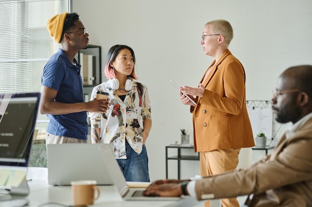 Sviluppatori che lavorano in team in ufficio