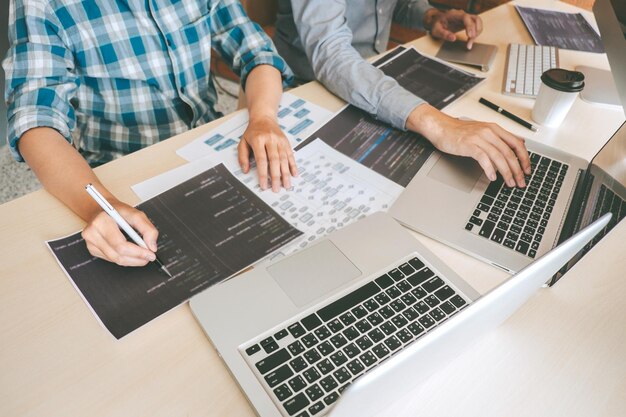 Sviluppatori di software che utilizzano laptop