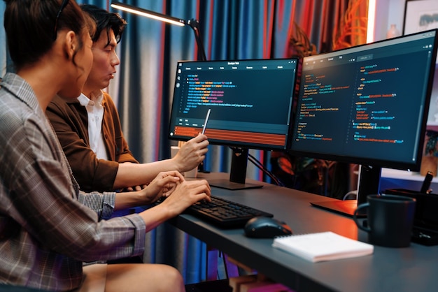 Sviluppatori IT in discussione con il sistema di codifica dei siti web Infobahn