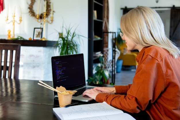 Sviluppatrice donna che lavora con il computer a casa in ufficio