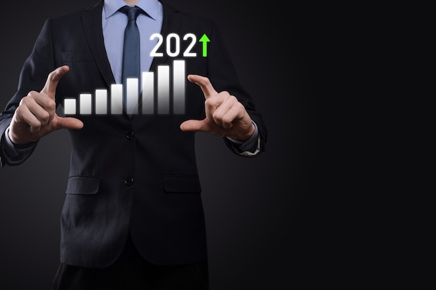 Sviluppo del business per il successo e la crescita del concetto per l'anno 2021.Pianificare il grafico della crescita del business nel concetto dell'anno 2021.Piano di affari e aumento degli indicatori positivi nella sua attività