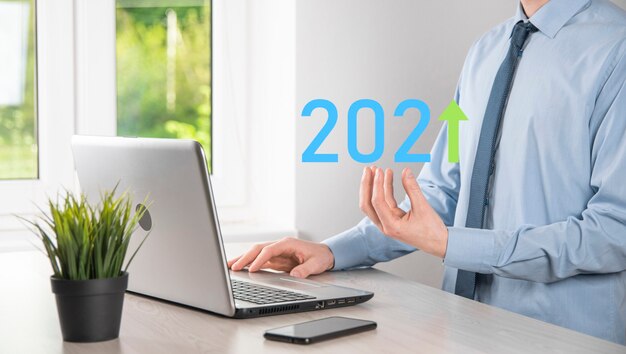 Sviluppo del business verso il successo e crescita del concetto dell'anno 2021. Pianificare il grafico della crescita aziendale nel concetto dell'anno 2021. Piano dell'uomo d'affari e aumento degli indicatori positivi nella sua attività.