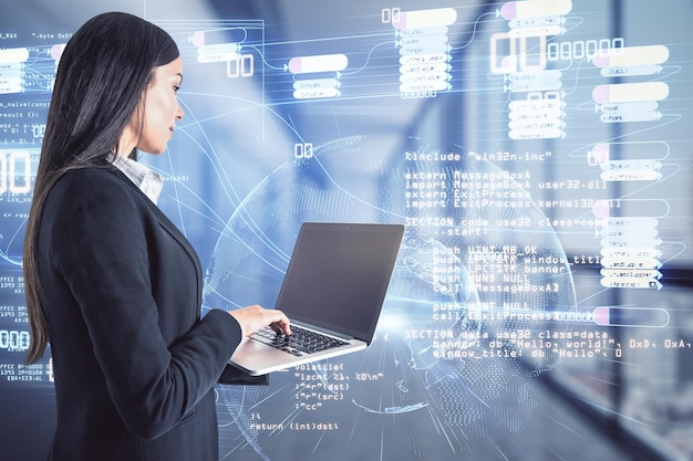 Sviluppo di software e concetto di codifica con programmatore che lavora sul portatile davanti allo schermo digitale con codice di programmazione mappa del mondo