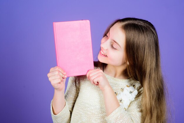 Sviluppo e istruzione Abilità di lettura Diario personale Presentazione del libro di testo Studia e impara Libro in attesa della ragazza Sfondo viola Libro per bambini Concetto di libro Citazioni sagge Letteratura per l'infanzia