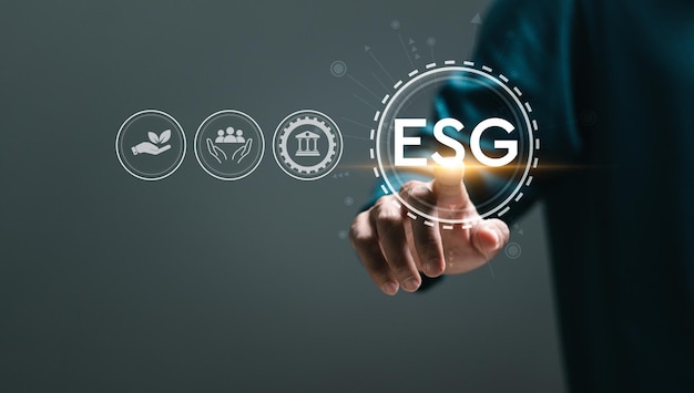 Sviluppo sostenibile e concetto di business verde Uomo che tocca lo schermo virtuale delle icone ESG per analizzare ESG per ESG ambiente governance sociale investimenti business strategia di investimento business