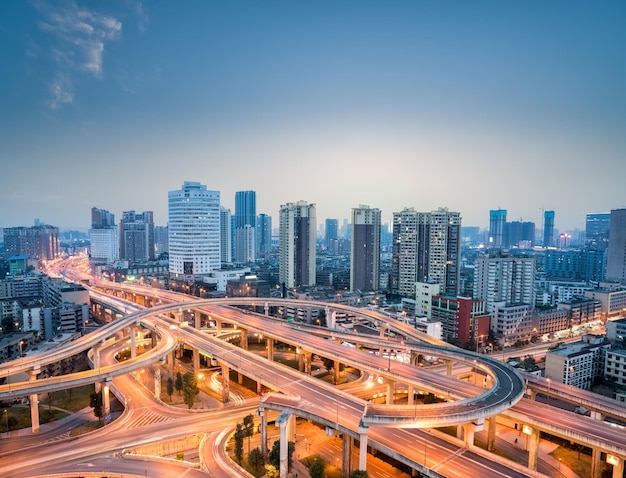 Svincolo della città al tramonto, bellissimo orizzonte di Chengdu con sfondo del cavalcavia