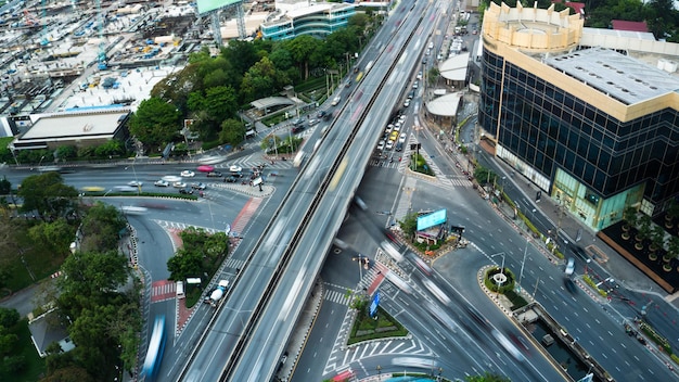 Svincolo stradale occupato dell'autostrada nel centro urbano della metropoli