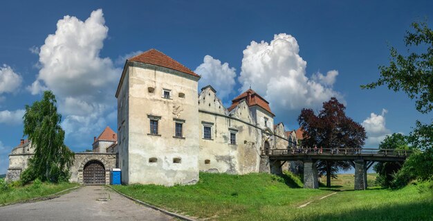 Svirzh, Ucraina 10.07.2021. Il castello di Svirzh nella regione di Lviv in Ucraina in una soleggiata giornata estiva