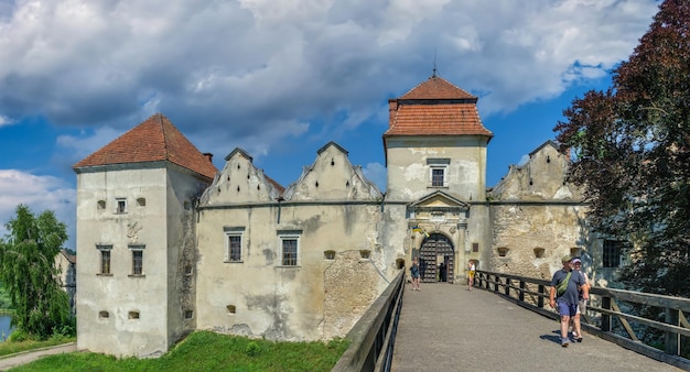 Svirzh, Ucraina 10.07.2021. Il castello di Svirzh nella regione di Lviv in Ucraina in una soleggiata giornata estiva