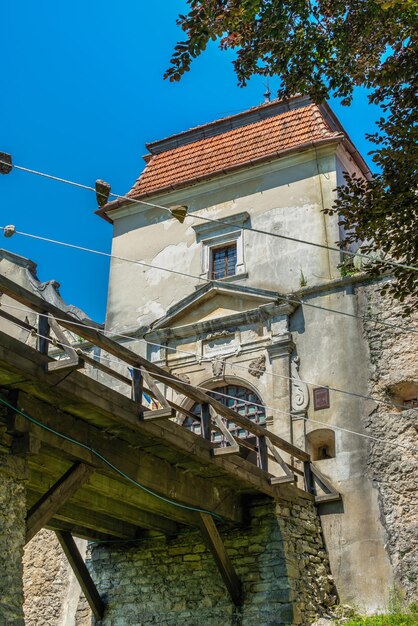 Svirzh, Ucraina 10.07.2021. Il castello di Svirzh nella regione di Lviv in Ucraina in una soleggiata giornata estiva