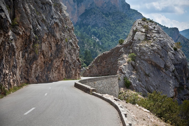 Svolta su strada in montagna