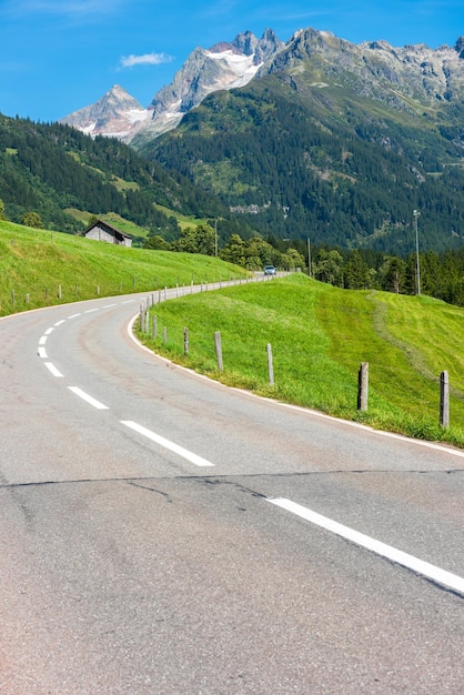 Svolta su strada in montagna