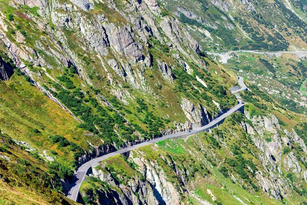 Svolta su strada in montagna