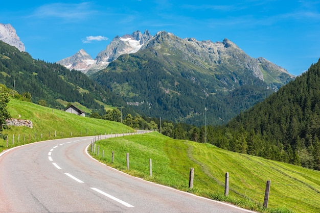 Svolta su strada in montagna