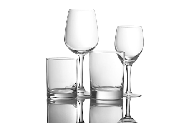 Svuotare il bicchiere di vino su un bianco