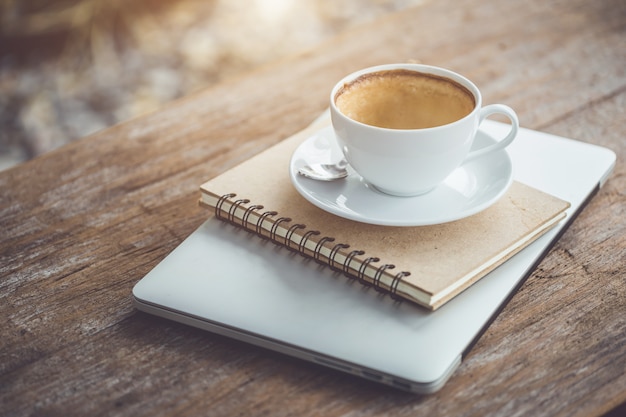 Svuoti della tazza di caffè ceramica bianca sulla tavola di legno