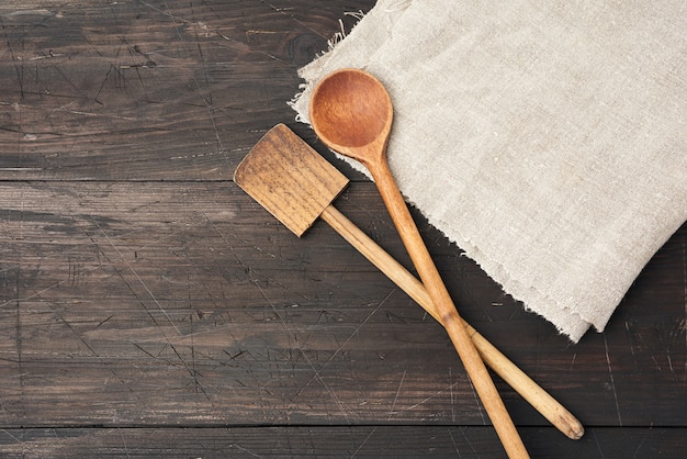 Svuoti il cucchiaio e la spatola di legno su un fondo di legno marrone