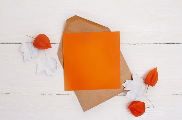 Svuoti il foglio di carta arancione metta il modello di disposizione per la vostra composizione in lettere di arte, dell&#39;immagine o della mano