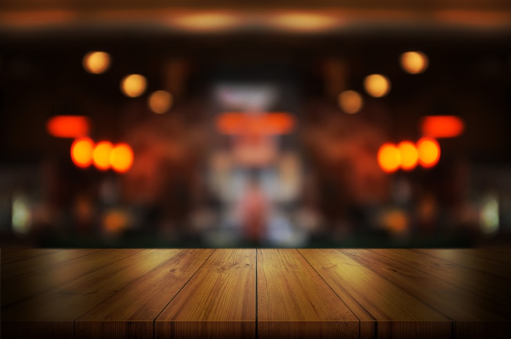 Foto svuoti il piano d'appoggio di legno con la caffetteria vaga.