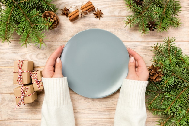 Svuoti il piatto grigio su legno con la decorazione di natale.