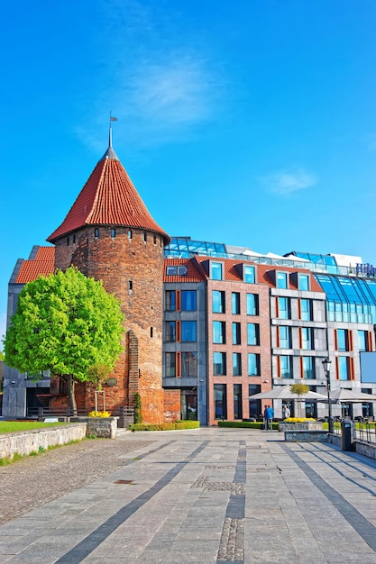 Swan Tower nella città vecchia di Danzica, Polonia. Persone sullo sfondo