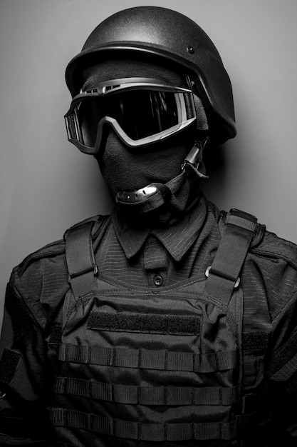 SWAT con maschera facciale uniforme nera e giubbotto antiproiettile Foto in bianco e nero