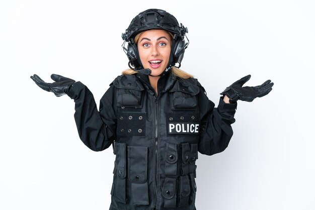 SWAT donna caucasica isolata su sfondo bianco con espressione facciale scioccata