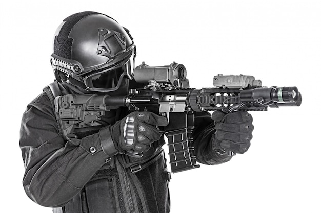 swat forze speciali della polizia con il fucile
