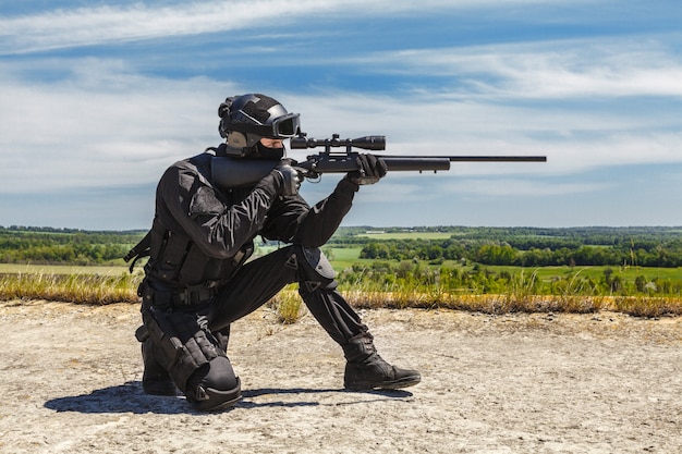 swat operatore di polizia con fucile da cecchino