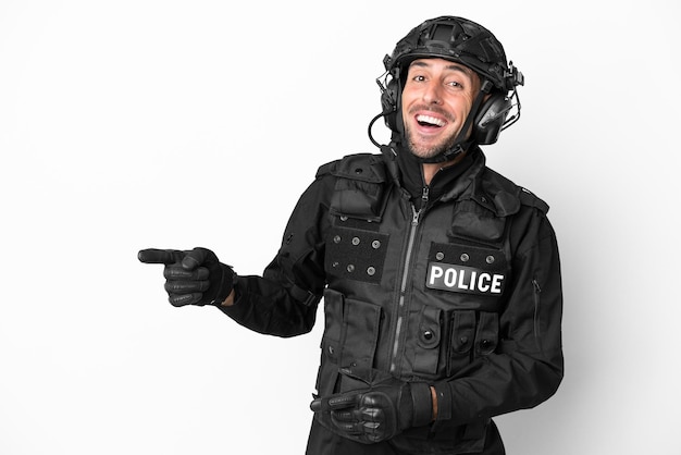 SWAT uomo caucasico isolato su sfondo bianco sorpreso e indicando il lato
