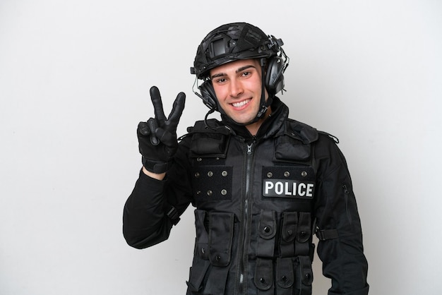 SWAT uomo caucasico isolato su sfondo bianco sorridente e mostrando segno di vittoria