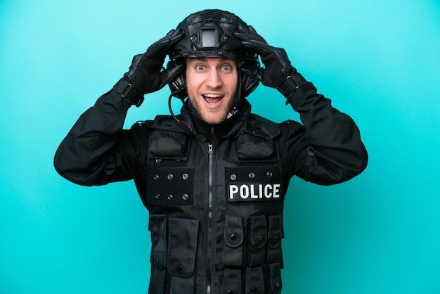 SWAT uomo caucasico isolato su sfondo blu con espressione sorpresa