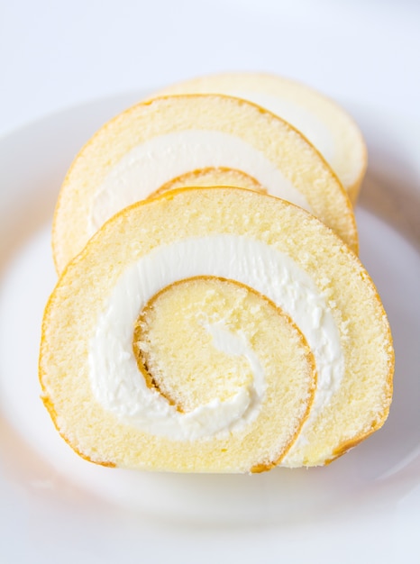 Swiss roll su sfondo bianco.