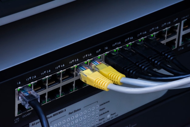 Switch di rete HUB e cavi Ethernet per Data Center.