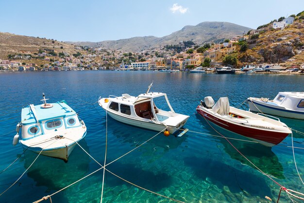 SYMI, GRECIA - GIUGNO 12,2015: Barche da pesca ormeggiate nel porto di Yialos il 12 giugno 2015 sull'isola di Symi, Grecia. Symi è la destinazione facile e più popolare per le gite di un giorno dall'isola di Rodi.