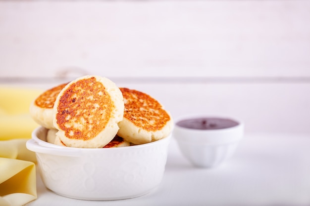 Syrniki, frittelle di ricotta dessert russo con marmellata di bacche