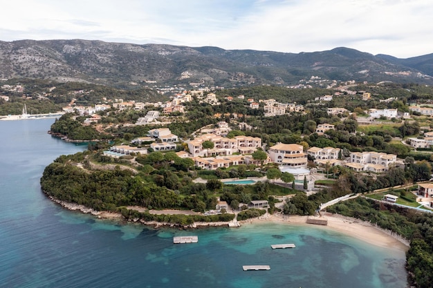 Syvota Grecia Vista aerea della spiaggia sabbiosa di Sivota e della località turistica della costa ionica dell'Epiro