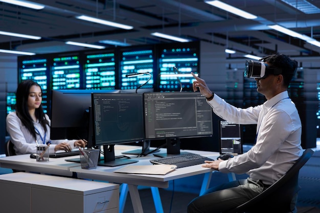 T esperti colleghi di lavoro che utilizzano cuffie VR per ottimizzare le prestazioni dei server