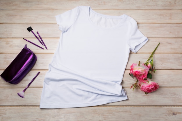 T-shirt da donna con borsa cosmetica viola