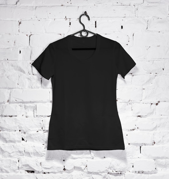 T-shirt donna nera su appendino