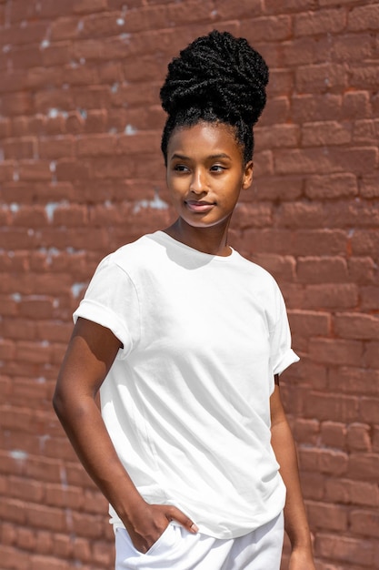 T-shirt femminile png modello trasparente design abbigliamento casual moda