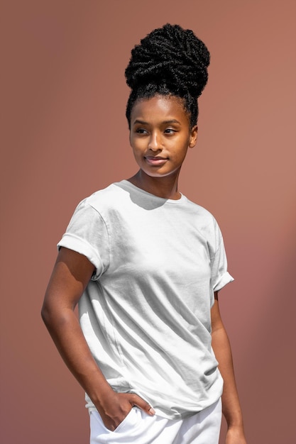T-shirt femminile png modello trasparente design abbigliamento casual moda